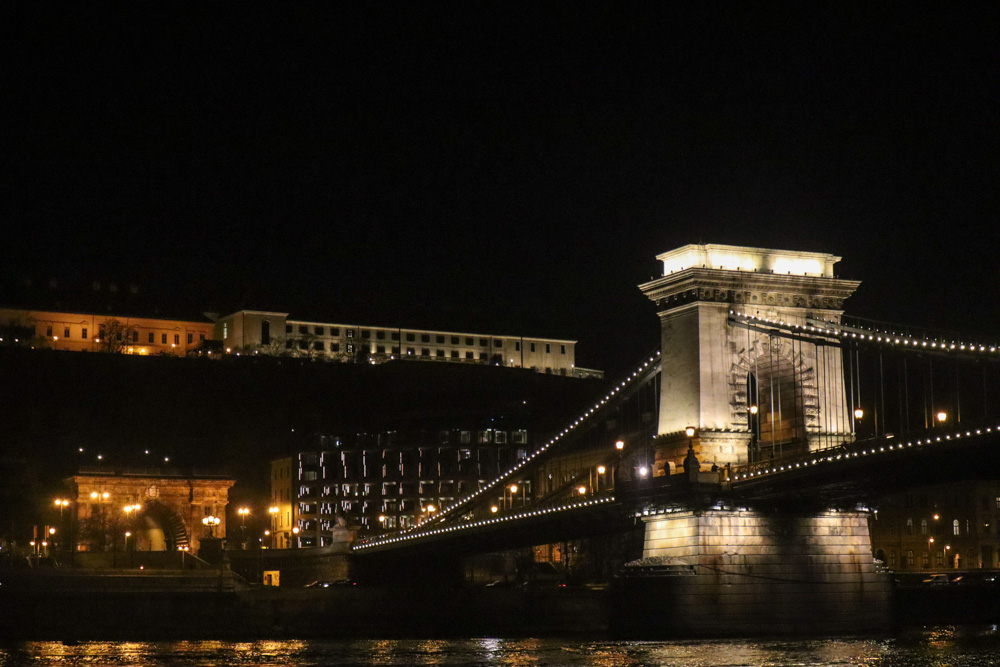 גשר השלשלאות מואר בבודפשט בלילה