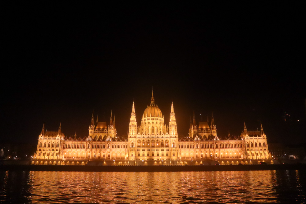 בית הפרלמנט בבודפשט בצילום לילה