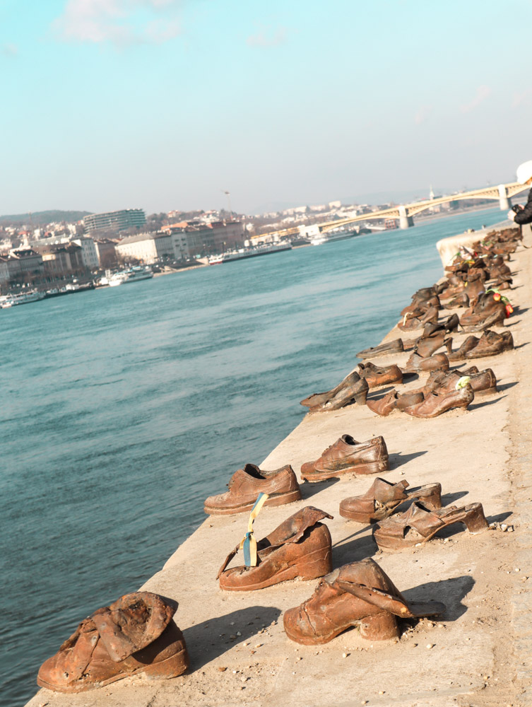  אנדרטת הנעליים בבודפשט - הסיפור מאחוריה מזעזע 