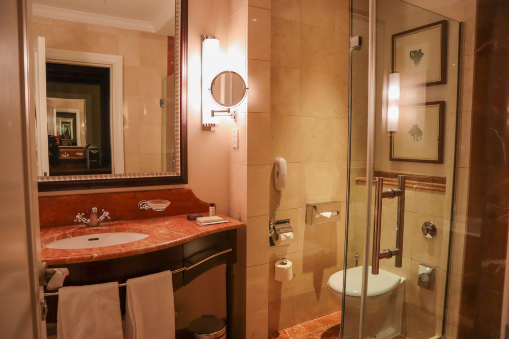מקלחת מרווחת במלון קורינתיה בודפשט