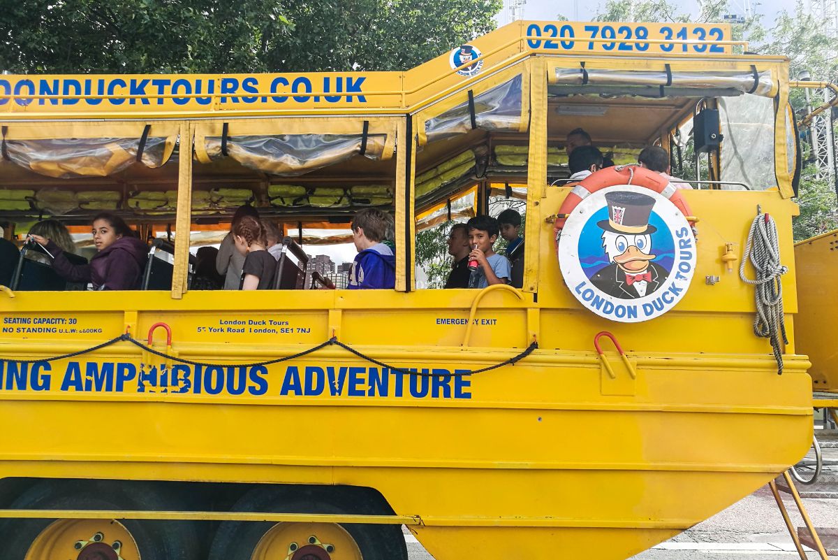 אוטובוס אמפיבי צהוב של חברת London Duck Tours