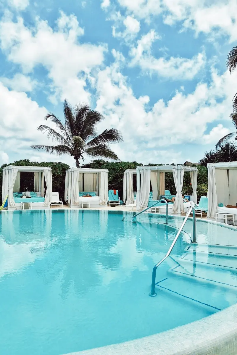 בריכות מפנקות כמו בסרטים במלון המטורף שלנו בקנקון