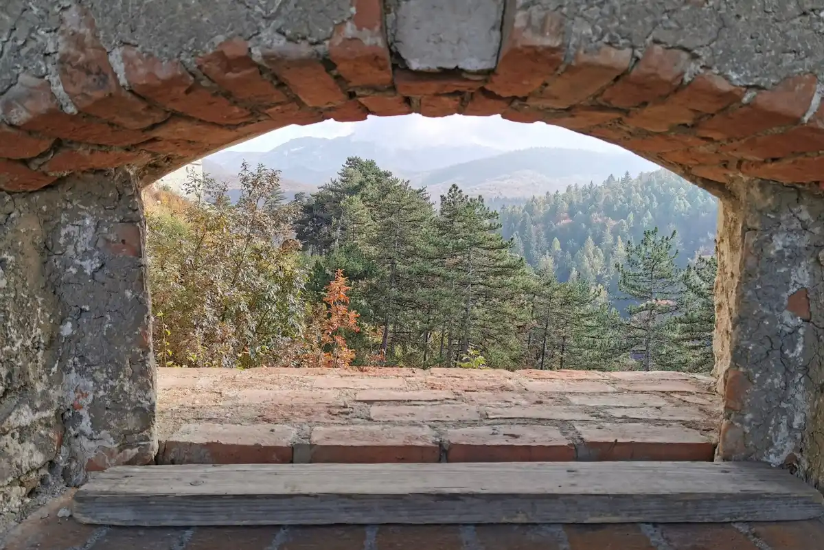 הנוף המקסים דרך החלונות של מבצר ראשנוב ברומניה