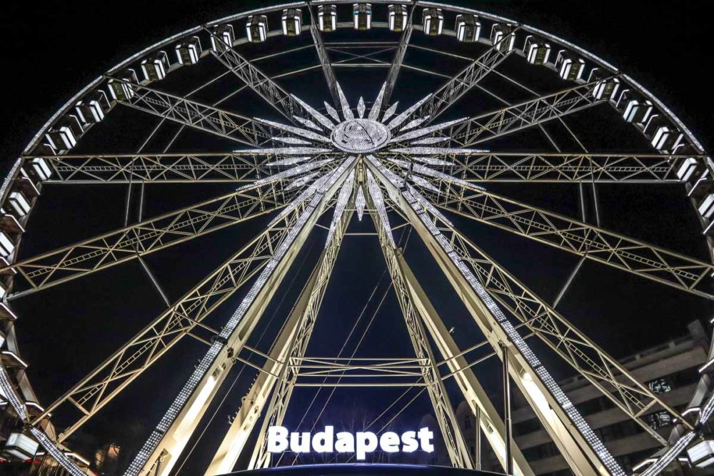 הגלגל הענק של בודפשט Budapest Eye בלילה